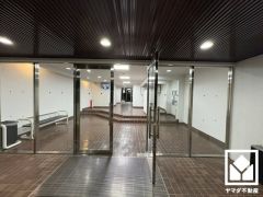 広々とした明るいエントランス。綺麗に整備されており、帰宅時や来客時にも気持ちの良い空間です。