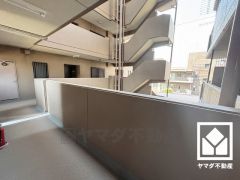 室内洗濯機置場がございますので、天候に左右されず洗濯していただけます。