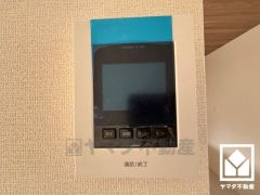 突然の来訪時でも安心なモニター付きインターホンを完備。お留守番中のお子様でも簡単に来訪者の確認ができます。