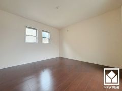 柔らかな光が差し込む洋室、快適で落ち着いた住まい。