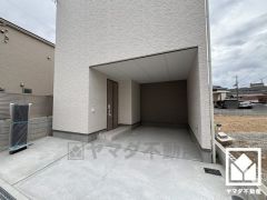 宅配ボックスも完備しています。留守でも安心、荷物の受け取りをスムーズに。