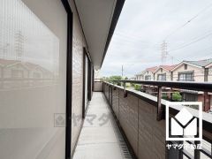 「ミニコープ西武庫」まで徒歩5分、「ファミリーマート尼崎常松」まで徒歩5分など、お買い物施設が徒歩圏内に複数あり便利な住環境です。