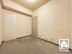 防音性、保温性に優れたカーペット敷き詰めの洋室。防滑性、クッション性も高く、お子様のお部屋としてもお勧めです。