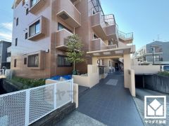 広々とした明るいエントランス。綺麗に整備されており、帰宅時や来客時にも気持ちの良い空間です。