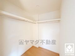 収納力豊富なウォークインクローゼット付き。お洋服はもちろん、スーツケースなどの大物もしっかり収納できます。