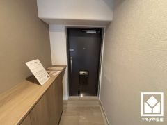 白を基調とした明るい玄関で、毎日を爽やかにスタート。清潔感あふれる空間が、訪れる人々を温かく迎えます。