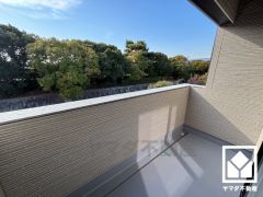 2階南西側バルコニーです。海岸沿いはたいへん植栽豊かで、四季折々の自然が感じられる眺望です。