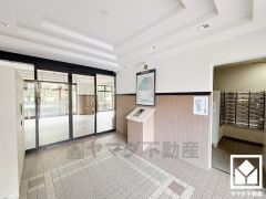 エントランスから始まる、快適な暮らし。オートロック完備の防犯性とデザイン性を両立した、安心の住まい。