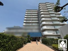 陽光に映える美しい外観。街並みに馴染みながらも、ひときわ目を引く存在感。