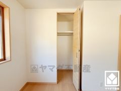 クローゼットは奥行きがあるので、収納力も申し分ありません。