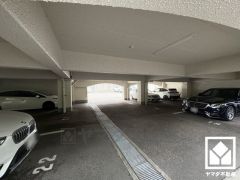 敷地内に屋内駐車場を完備。重い荷物や雨の日の移動もスムーズで、快適なカーライフを実現。空き状況はお問い合わせください。