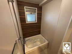 1日の疲れを癒す浴室でゆったりリフレッシュ。小窓が付いているので明るく、こもりがちな湿気もすぐ取り除くことができます。