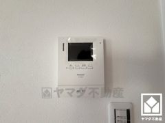 突然の来訪時でも安心なモニター付きインターホンを完備。お留守番中のお子様でも簡単に来訪者の確認ができます。