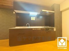 キッチンは空間を有効活用できる壁付けタイプ。家族のごはん作りがはかどる、同時調理ができる3口コンロ付き。