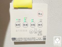 浴室暖房乾燥機付き。真冬の寒い浴室を暖かく、また雨の日の洗濯物の乾燥にと多用途に活躍する機能です。