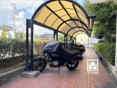 屋根付きのバイク置場を完備。雨や風、直射日光からお乗り物を守ることができます。
