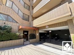 たっぷり収納できる約2.6帖の納戸付きだから、家の中をもっとスッキリ。季節の荷物や趣味の道具もしっかり収納。