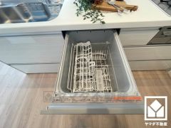 毎日の家事の負担を軽減でき、水道代の節約にもなる食器洗乾燥機付き。