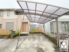 カーポート付きの駐車スペースが1台分ございます。重い荷物や雨の日の移動もスムーズで、快適なカーライフを実現。カースペースも1台分確保。来客時にも便利です。