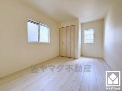 間仕切り壁の施工後は約6.75帖と約5.25帖の洋室としてお使いいただけます。どちらも2面採光が確保されたクローゼット付きのお部屋で、お子様にも丁度良い広さです。