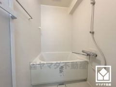 1日の疲れを癒す浴室でゆったりリフレッシュ。清潔感あふれる空間で、毎日のバスタイムをより快適に。