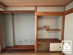 間取り図にはございませんが、和室には床の間が設置されています。生け花や季節の飾りなどは勿論、「見せる収納」を活かした趣味のスペースなどとしてもお使いいただけます。