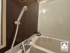 ナチュラルな木目調のアクセントパネルは落ち着いた雰囲気を演出してくれます。