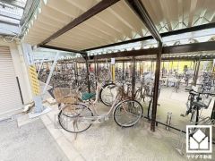 屋根付き駐輪場なので、雨や風、直射日光から自転車を守ることができます（月額200円、4台目以降月額400円）。ご成約でヤマダポイントプレゼント中です。お問合せお待ちしております。