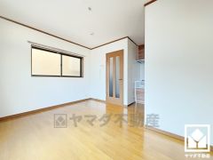 心地よい空間が広がるリビングで、家族みんなが快適に過ごせる時間を提供。