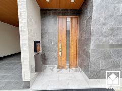 ドアのスリット窓から光が差し込み、外出時にも帰宅時にも、明るい気持ちになれる玄関です。