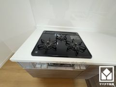 家族のごはん作りがはかどる。同時調理ができる3口コンロ付き。