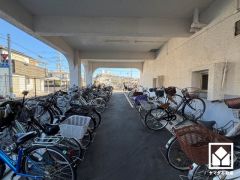 サイクルラックの設置された駐輪場を完備。スッキリ整理されて、自転車同士の接触や転倒の心配がございません。バイク置き場も完備しています。
