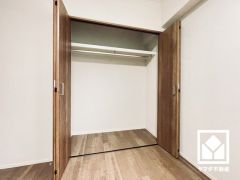 新たに家具を買わなくても良いので、ハンガーパイプ付きのクローゼットは嬉しいですね。奥行きがあるので、収納力も申し分ありません。
