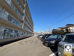 南向きバルコニーで陽当たり、風通し良好。約23.19平米の専用庭があり、ガーデニングなどもお楽しみいただけます。広々としているため、お洗濯物もたっぷりと干す事ができます。