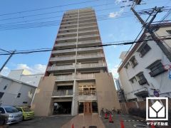 キッチンは対面式なのでお料理中でもお子様の様子が分かって安心です。毎日の家事の負担を軽減でき、水道代の節約にもなる食器洗乾燥機付き。