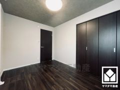 約5.5帖の南側洋室です。全居室フローリングでお掃除ラクラク。全居室にクローゼットもございますので、お部屋の広さを最大限に活用できます。