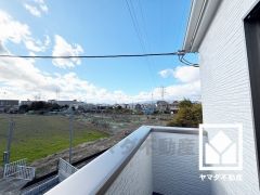 バルコニーからは青々とした田畑の長閑な風景が広がります。開放感あふれる眺望と利便性が融合した住まい──穏やかな毎日をここから。ご成約でヤマダポイントプレゼント中です。お問合せお待ちしております。