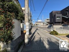 阪急電鉄伊丹線・神戸線「塚口」駅まで徒歩約13分、JR福知山線「猪名寺」駅まで徒歩約26分の立地。