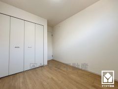 約5.2帖の2階東側洋室です。お子様のお部屋などにも丁度良い広さです。