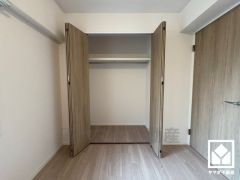 新たに家具を買わなくても良いので、ハンガーパイプ付きのクローゼットは嬉しいですね。奥行きがあるので、収納力も申し分ありません。