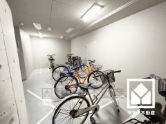 キッチンは空間を有効活用できる壁付けタイプ。