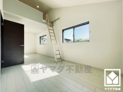 大きな窓からは明るい光が降り注ぎます。