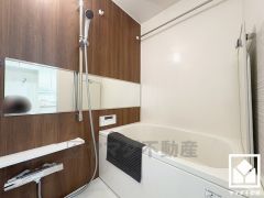 1日の疲れを癒す浴室でゆったりリフレッシュ。ナチュラルな木目調のアクセントパネルは落ち着いた雰囲気を演出してくれます。鏡が横長なので、お子様でも見やすく便利です。