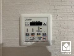 浴室暖房乾燥機付き。真冬の寒い浴室を暖かく、また雨の日の洗濯物の乾燥にと多用途に活躍する機能です。