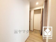 廊下にも収納スペースが多数あり、住空間を広々お使いいただけます。