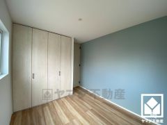 アクセントクロスを取り入れたデザイン性の高い洋室で、リラックスしたひとときを過ごせます。