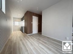 プライバシー・採光に配慮された2階リビングです。家族全員がリラックスできる、ゆったりとした快適リビングで温かい団らんの時間を。