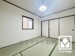 リビングと隣接しており、一体利用も可能。2WAYのお部屋で風通しも良好です。