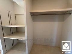 新たに家具を買わなくても良いので、ハンガーパイプ付きのクローゼットは嬉しいですね。