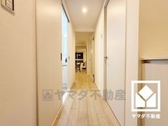 シンプルで洗練された玄関スペース。帰るたびにホッとできる、心地よい住まいの入り口。